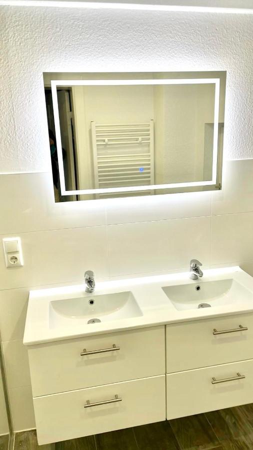 Apartment Geraeumiges City-apartment Mit 2 Badezimmer Und Parkplaetzen D46-og *