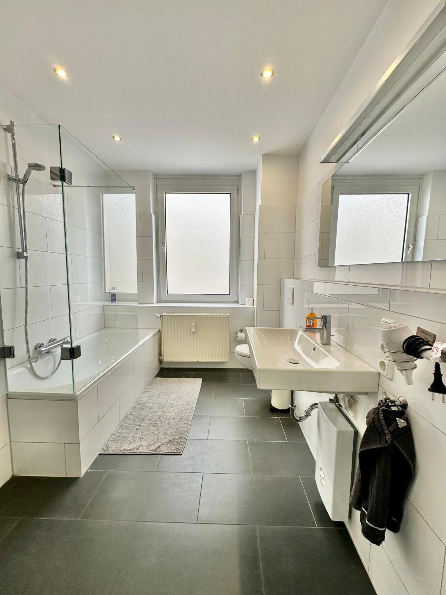 Geraeumiges City-apartment Mit 2 Badezimmer Und Parkplaetzen D46-og Apartment *